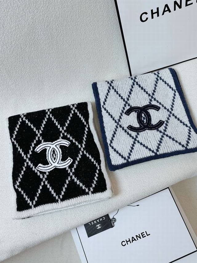 特批： 品名：经典菱格 尺寸：32*180 面料: 羊绒 颜色：黑色 蓝色 经典菱格的包包已经成为香家历代经典不可替代的标志性图纹 这款菱格围巾 更是经典中的的