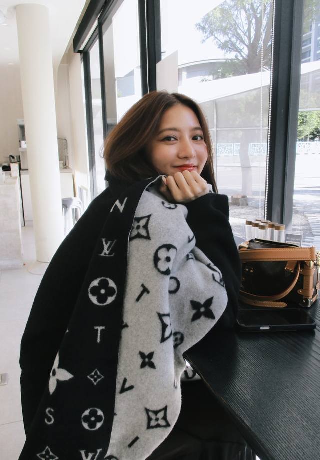 Reykjavik 2.0 围巾为柔软山羊绒标注 Monogram 花卉和 Lv 字母，其间点缀品牌名称的单一字母，以摩登风姿焕新经典。加长设计适宜环绕颈部，亦