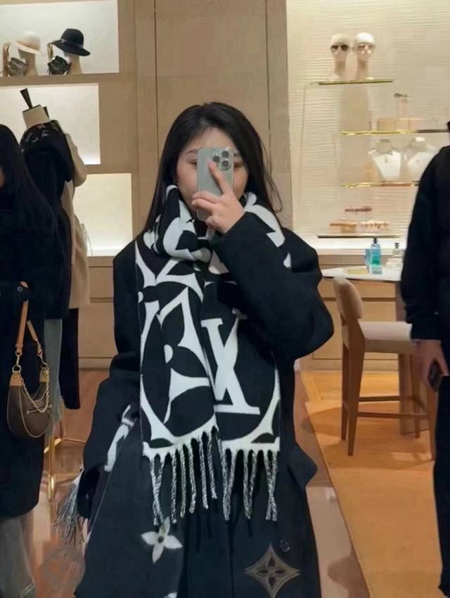 2610新款大Logo驴家Medallion 围巾，以大号经典字母和 Monogram 花卉彰显品牌格调，再以纤长流苏饰边增添华美质感。绵羊毛围裹舒适暖意，无惧