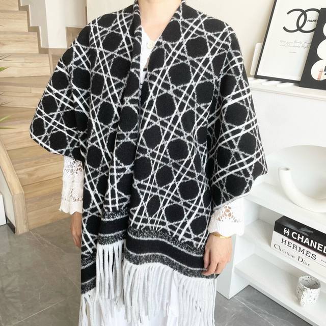 重磅推荐Cd印花大方巾围巾披肩毛毯三用，超级惊艳的一款！百分百保真！超唯美的一款正品订单，去年外贸工厂p接到的订单，直接发往美国的，咱们去年中就盯上这款，但是工