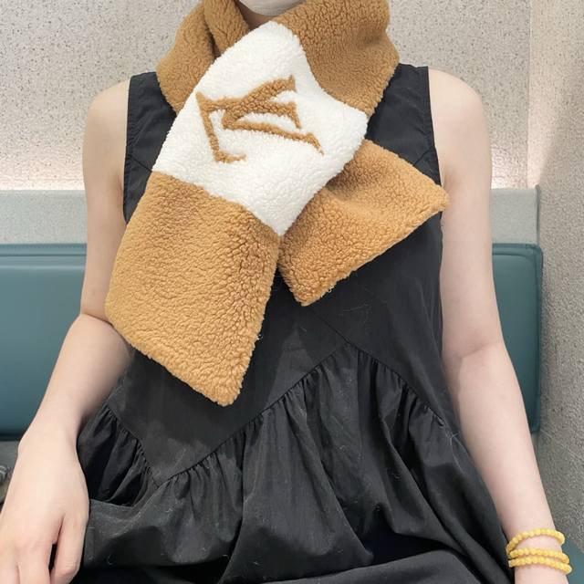 新款出货 Lv Shearling泰迪围巾 秋冬大衣好朋友！最新款，，放出来的量不大基本是秒空，这时候抓紧抢，超级百搭，，110*17Cm。羔羊毛短皮草围巾