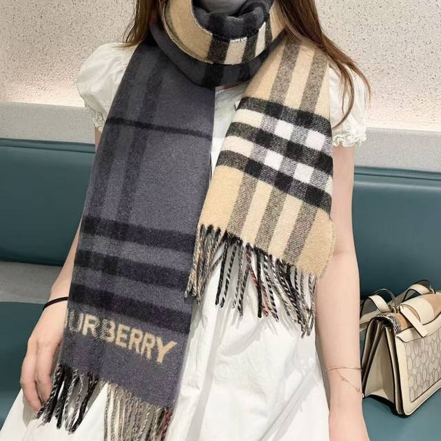Burberry 匠心巨作 经典大格双面提花羊绒围巾完全等于2条围巾品牌首席创意总监Riccardo Tisci 最喜爱的标志之一。专柜热卖的新款，非常厚实保暖