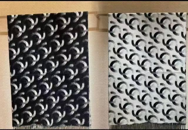 香奶奶独家新款，25K系列哈双面黑白熊猫渐变色Logo双C羊绒围巾披肩，规格，210Cm×65Cm，100%羊绒， 国内专柜1万3，，双面设计，黑白熊猫配色，提