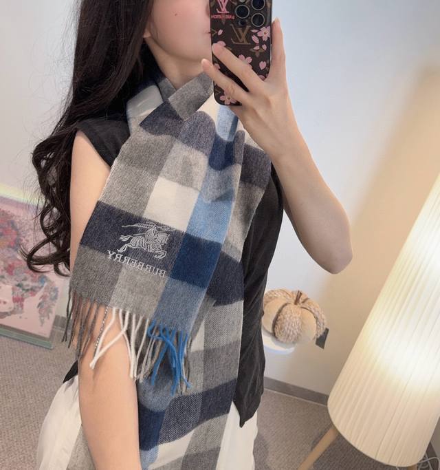 先到先得 巴宝莉专柜最新款火爆来袭顶级双层色织工艺此工艺只有巴宝莉纯正代工厂p才有的工艺高尖端产物时尚大牌颜色超正超级柔软保暖亲肤，简单的素色非常大气..真的是