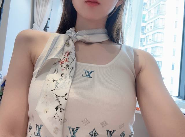 这款 Mitzah 丝巾饰以 Millefiori 图案，以柔和精致的色调呈现亚洲花朵系列，彰显典雅意趣。经典修长廓形，采用象牙色桑蚕丝斜纹面料精心制作，饰以多