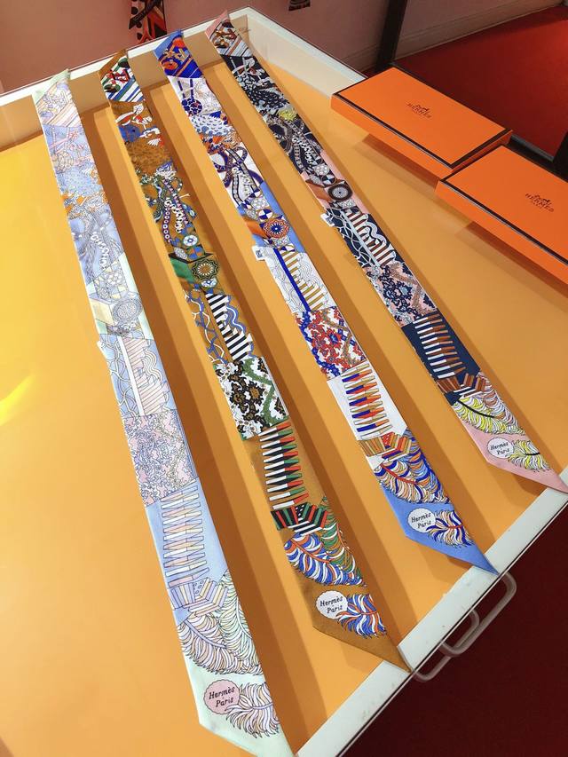 phms2239 爱马仕 从洋伞到对决 丝带 以多维元素为灵感，呈现设计出丰富多样的创作题材。细腻的植物花草、纸牌游戏、马赛克和多元几何图形交叠，形成不同的风格
