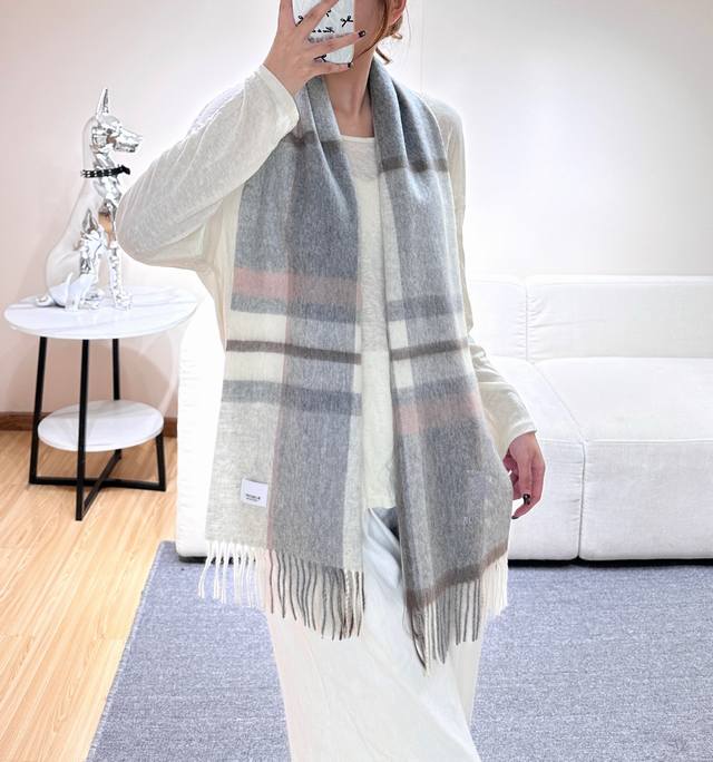 新款到！百分之百山羊绒！2025年巴宝利难得的高端男款，非常正的男士围巾~面料大爱，非常柔软细腻舒服大气简约，超级好看的男神配色，任何男生都会喜欢的款吧，经典战