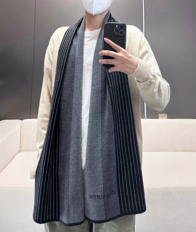 新款到！2025年Lv爆款上新 高端男士围巾 经典格纹提花 独家牛货 具有超高羊绒品质才会被此品牌青睐这种精品是市场上及其少见的围巾针织，低调奢华的配色，非常柔