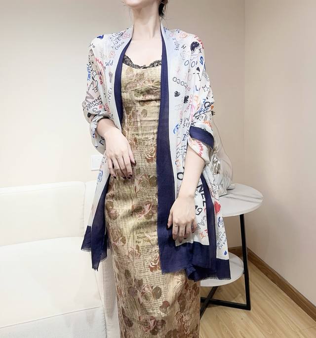 上新Chanel 山茶花 向经典致敬 用再多的美好形容词去描述她都感觉是画蛇贴足 她自身散发的那种魅力足可以自我诠释 清爽干净！材料：羊绒 尺寸100*200