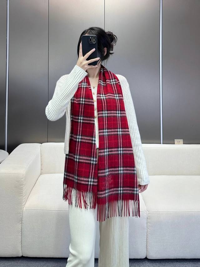 2025年重磅推荐巴宝莉官网最新款 格纹战马 100%顶级山羊绒材质非常保暖 柔软亲肤，不扎脖经典巴宝莉格纹设计男女通用情侣款尺寸32*192Cm中性款男女各自