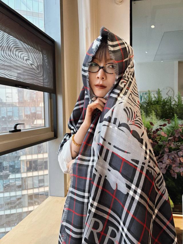 Bbr最值得入手的薄款空调披肩金穗战马 .每个颜色一百多条 .佩戴感觉真的很好，扎实的双面提花织造工艺高级感满满。尺寸70.200！.