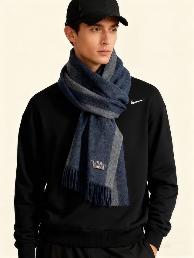 太美了 爱马仕 情侣款 美到要尖叫专柜最新款英伦欧美范儿 又是一款即时尚又实用的大围巾&长巾，撞色的颜色搭配很协调，围巾手感柔软，戴起来时尚暖和，大气有范儿，格