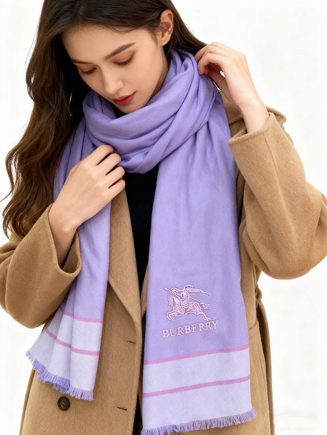 巴宝莉轻盈格纹围巾最新款出货了，精美马标刺绣Logo，精湛制作工艺。首先臻选上乘的超细羊毛纤维，进行纯手工精梳处理，再进行清泉水浸泡涤荡，使羊毛纤维呈现出独特的