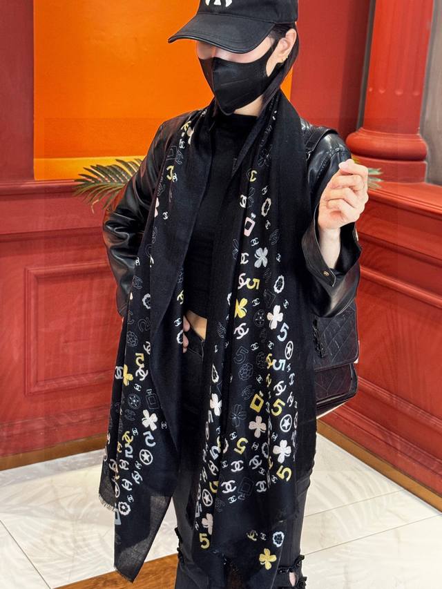 Chanel香奈儿经典元素设计优雅大方，绕在颈间超级完美简直人间的尤物 专柜品质 长巾100*200Cm 100%顶级纯羊绒 自留款喜欢的快来抢吧