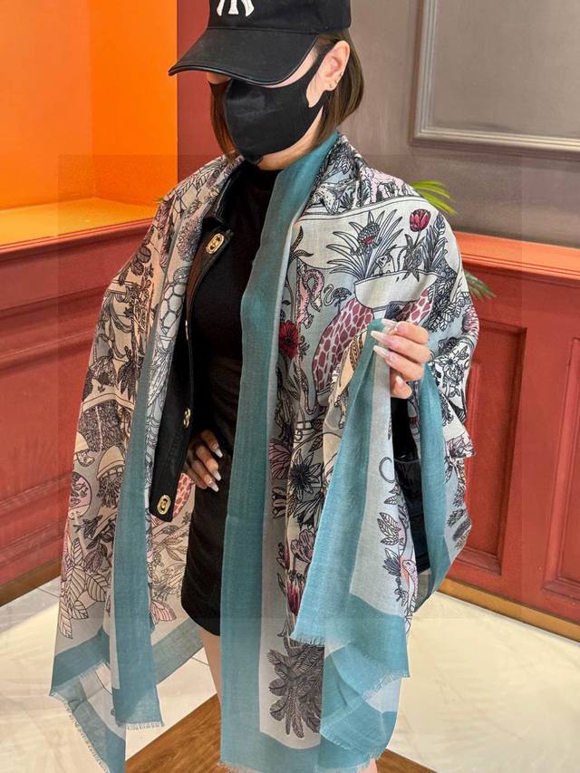 专柜同步 Hermes家买了都说好看 珍奇乐园羊绒长巾 推荐顶级工艺超值爱马仕专柜爆款羊绒长巾立体呈现图案纹路实物档次极高特殊工艺高端研发惊艳问世特殊尖端工艺处