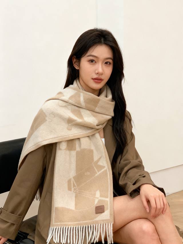 爱马仕巴黎时装展商务男士女士羊绒围巾代工厂p臻选上乘的超细羊绒纤维 进行纯手工精梳处理 耗时耗力 再以清泉水浸泡涤荡 使羊绒纤维呈现出独特的蓬松质感 手感才如此