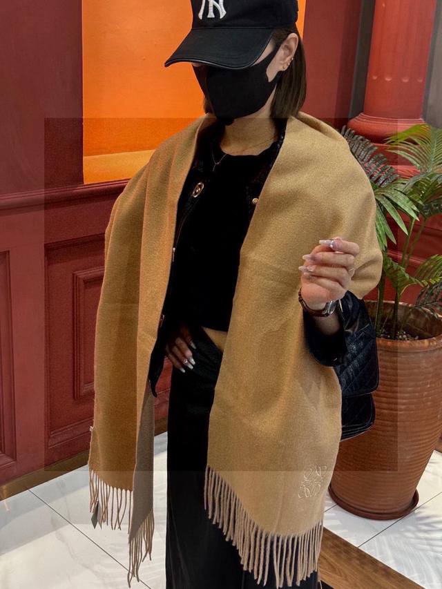 罗意威巴黎时装展商务男士女士通用双面羊绒披肩代工厂p臻选上乘的超细羊绒纤维 进行纯手工精梳处理 耗时耗力 再以清泉水浸泡涤荡 使羊绒纤维呈现出独特的蓬松质感 手