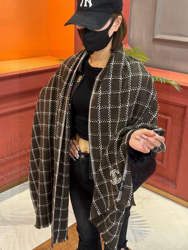 新款 搭配利器 香奈儿系列货 专供Vip 产品 顶级苏格兰进口绵羊毛 纹路织法使围巾赋有弹性且柔软亲肤 无比的高贵优雅 知性的款式 简洁大气的设计 绝对的不是花