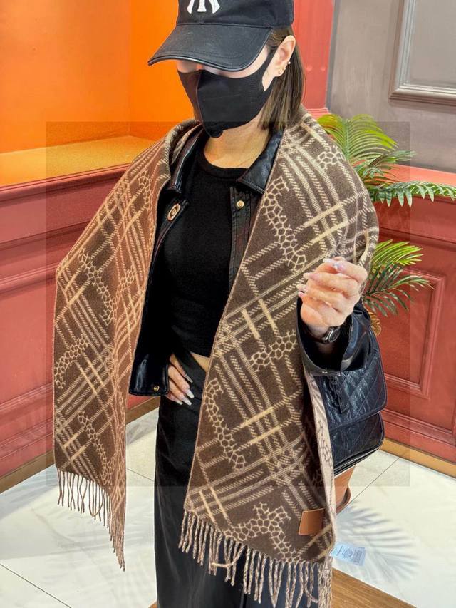 双面围巾 Burberry 巴宝莉格子围巾好看的要疯掉了，太有型太有魅力了非常斯文时尚的秋冬单品！真的很喜欢，非常Classical的男款设计。男人的东西少而精