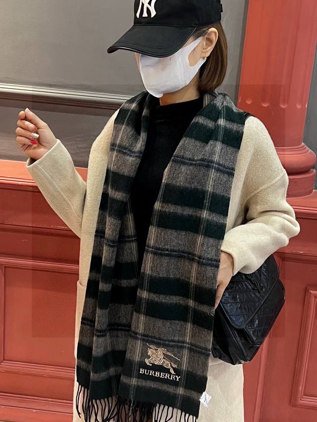 新款巴宝莉大方格子最新款 100%顶极羊羔绒材质非常保暖 柔软亲肤，不扎脖经典巴宝莉格纹设计，加上巴宝莉专属刺绣Logo真的是满满的高级感，送人自留都是极好的选