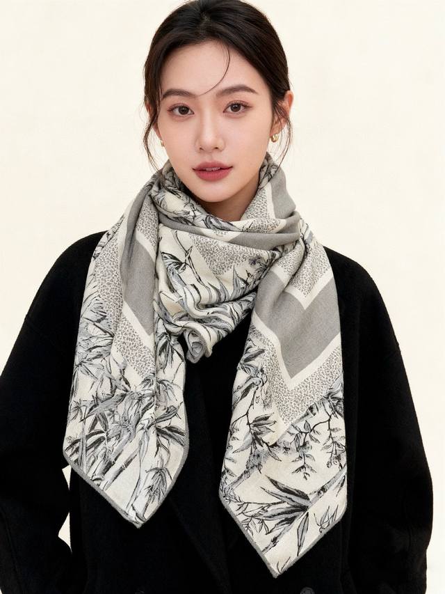 Dior 140丝绒双面同色印花披肩 140 厘米丝绒面料多色 Millefiori 图案 这款披肩饰以多色 Millefiori 图案，以柔和精致的色调呈现亚