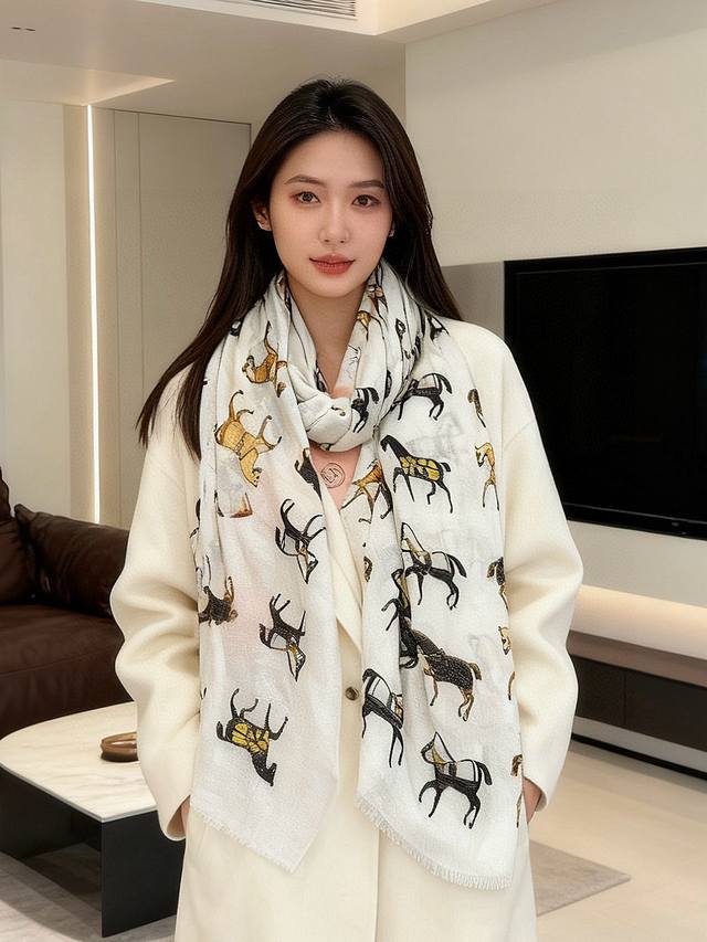 上新 会发光发亮的围巾 新款客银丝+羊绒面料长巾 美翻了[流泪]H家 骏马披挂长巾 御用殿堂级别新款专柜在售 纯羊绒银丝独特设计风格加上富有经典马图案印花 美丽
