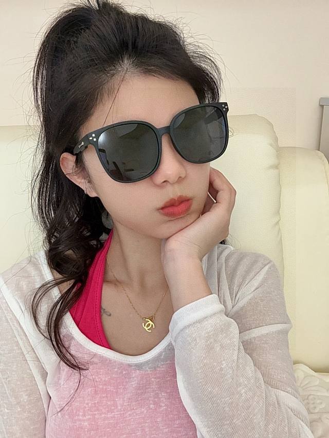 超好看 潮酷 Gucci 古驰 新款款太阳镜以独特魅力和前卫风格诠释春夏最新眼镜，以方框设计，中梁连体质感超好佩带舒适 ！型号：G7105