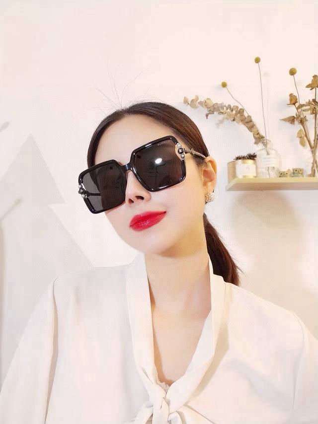 新品Chanel 香奈儿太阳镜以独特魅力和前卫风格诠释春夏最新眼镜，质感超好佩带舒适 型号：Ch5236