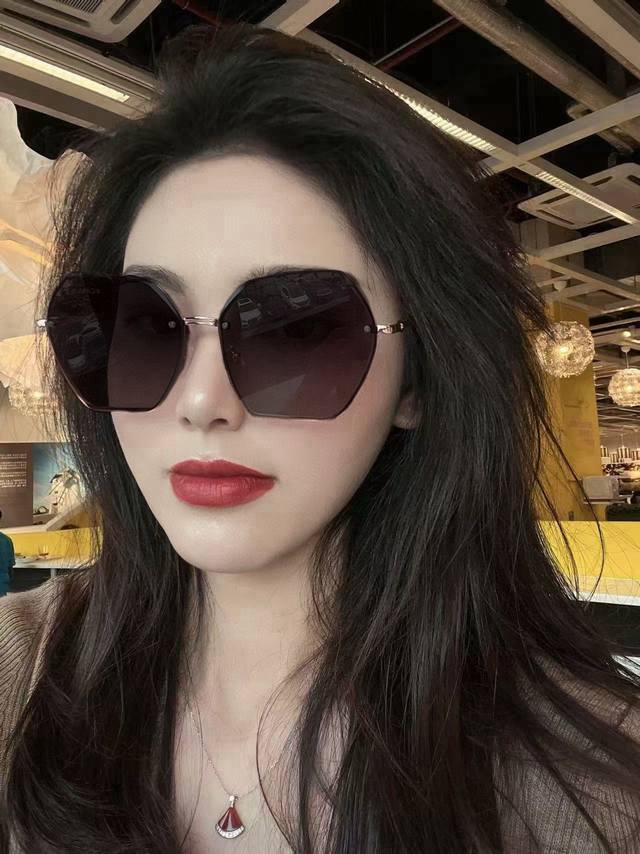 新品Chanel 香奈儿太阳镜以独特魅力和前卫风格诠释春夏最新眼镜，质感超好佩带舒适 型号：Ch7067