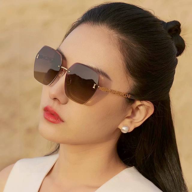 香奈儿 2025开春新款 潮流爆款 时尚方框太阳镜 高品质 佩戴舒适 网红潮款墨镜 女士高清太阳镜 高品质Tr镜框 型号：Ch5586