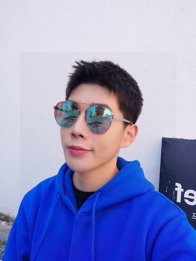 Gucc*2025新款男女情侣款太阳Ip电镀永不褪色 卖点：超轻超有弹性整幅眼镜无螺丝重要的是压不坏、镜片：高清尼龙镜片 型号：D8096