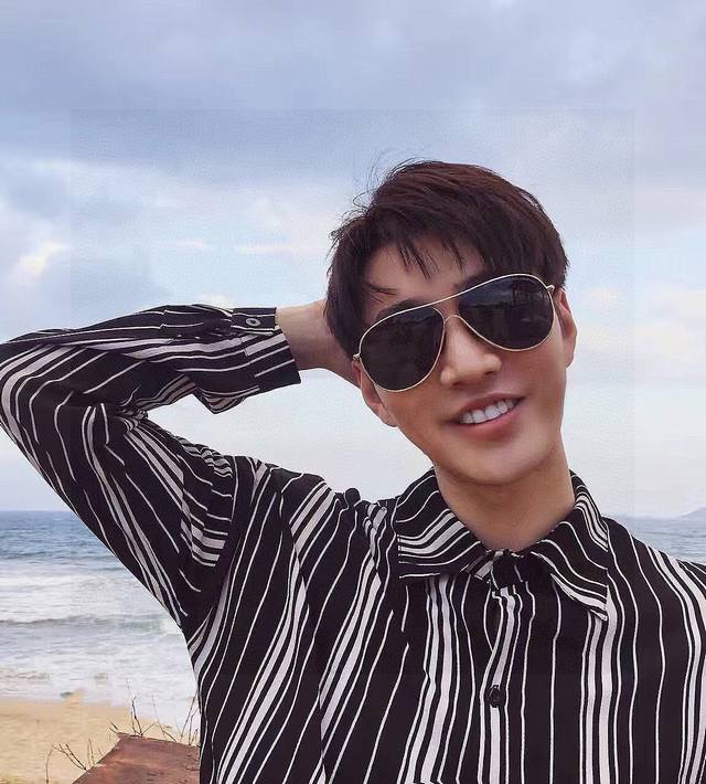 保时捷偏光金属男款方框太阳镜 材质：宝丽来高清偏光镜片。真空内镀蓝膜更好遮掩效果，夏日出行必备款。型号：p50