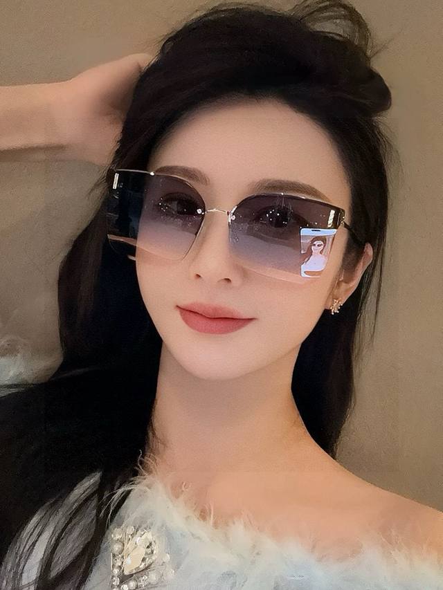 Gucci 2025开春新款 最新款无框太阳镜 各路网红纷纷带起气场满分 俏皮甜美.上脸效果更佳.金属质感超好 型号：G25812