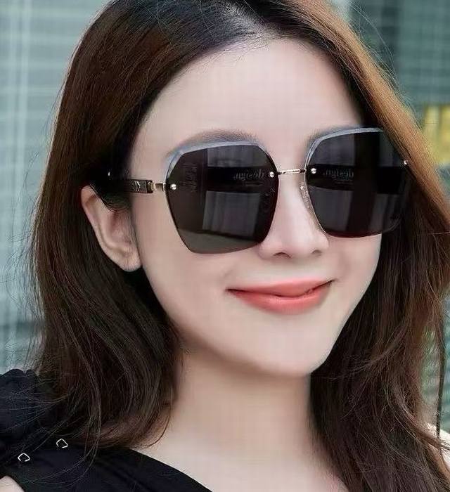 尼龙偏光系列 爱马仕无框太阳镜墨方框设计，不挑脸型，无论搭配大衣还是连衣裙都非常显气质尼龙偏光镜片预防紫外线 型号：H3384