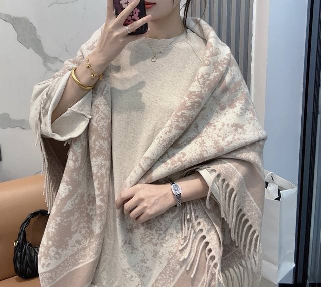 顶级版本 Dior 迪奥动物提花Logo印花大方巾围巾披肩毛毯三用，这款围巾超级大，尺寸达到140*140！整体是双面织造的，看看上面精致的印花，这不是围巾不是