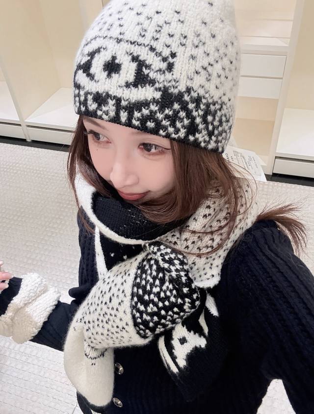 围巾 帽子 可单选 上新！Chanel 香奈儿 渐变拼色花纹围巾 选用羊毛混纺材质 7针拔花工艺，织物表面纹路立体，有层次感，呈凹凸格型纹理，完成织片后，再手工