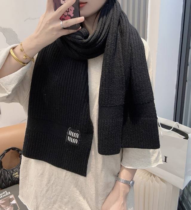 Miumiu 新款来袭 Miu专柜最新编织系列！这是一个特别稀有的款式，这也是缪家第一款采用纯色针织工艺的围巾！肯定会成为秋冬季的主打款式！质地非常柔软亲肤，非