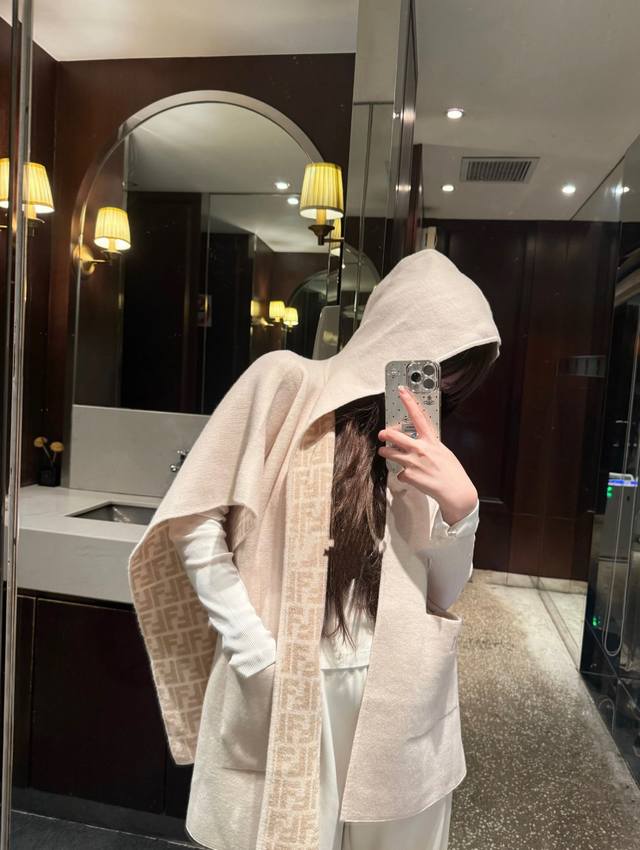 同步专柜 Fendi限量款斗篷披肩 重磅！！纯羊绒打造！！此款Ff披风是Fendi芬迪秋冬限量新款！专柜也是刚上架的新品！芬迪的斗篷设计非常显腿长！！可以用为披
