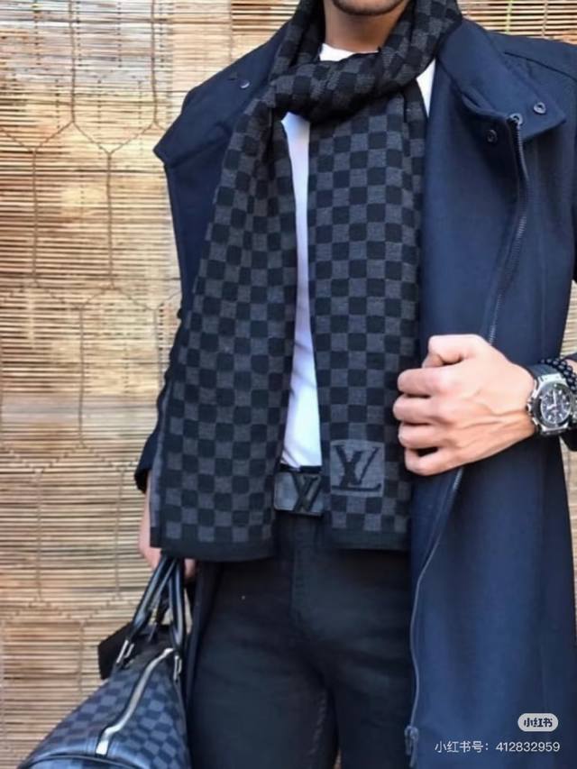 棋盘格黑色超级爆款重磅回归经典男款到货Lv男款 petit Damier男士羊毛羊绒长巾 经典方格，高贵奢华，男士冬日无论配大衣，休闲外套，羊毛衫首选 高品质，