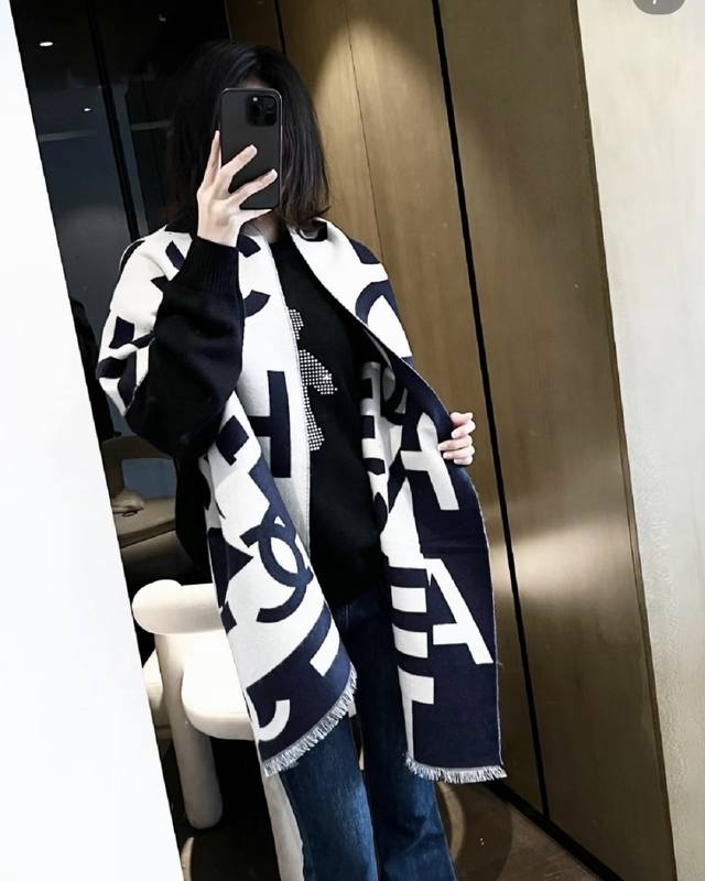 2025最爆火的Chanel 大号Logo的披肩，双面设计体验不同风格穿搭，一面满纹大号双C，一面素色+简洁的品牌双C标识，美腻单品，永远不会过时的经典，根本抢