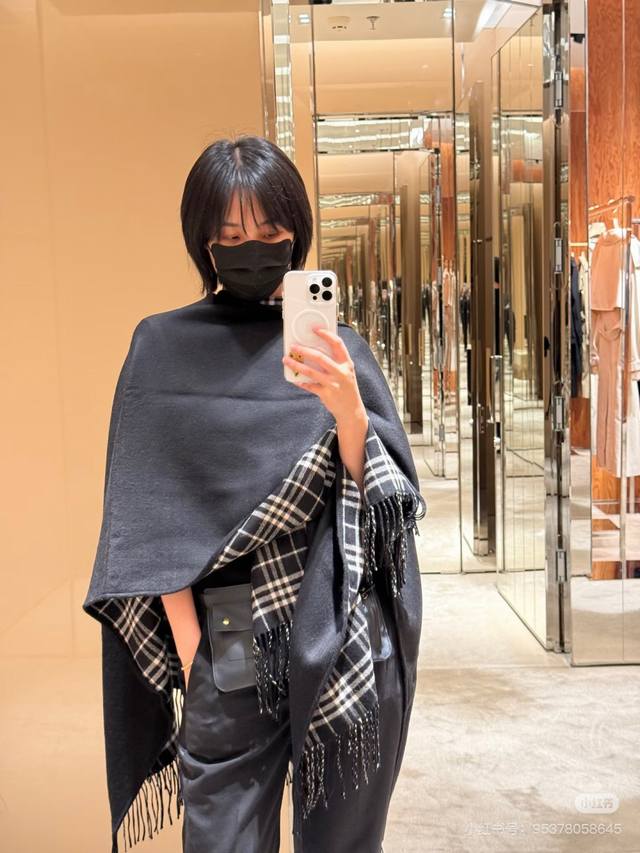 Burberry经典英伦格双面斗篷披肩，超级好看，这批原单全包.本来订制出口单.但是不明原因被扣留，Qc并于透露滞留原因介绍这款Ab面效果很难织造预计售W+.可