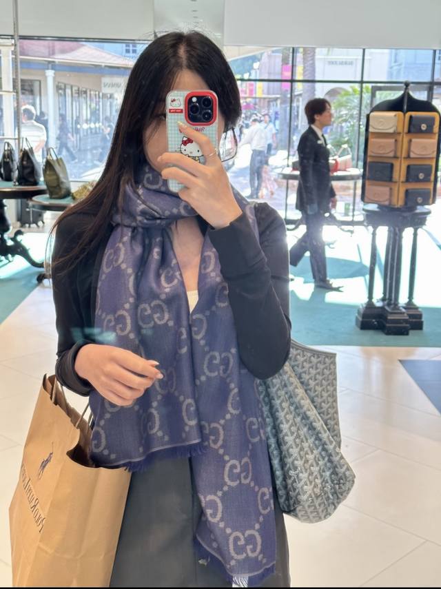 Gucci古奇经典老化双面男女款围巾！ 尺寸：70Cm*205Cm 材质：50%真丝50%羊