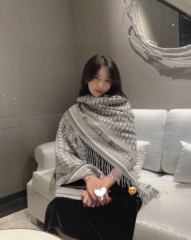 字母 提花Logo印花大方巾围巾披肩毛毯三用，材质:57%克什米尔进口羊绒 43%羊毛面料 尺寸:140*140Cm，超级惊艳的一款！超唯美的一款订单，去年外贸