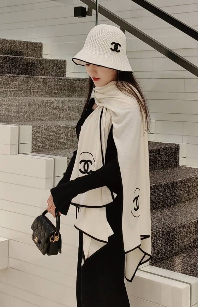 高版本 超经典围巾 丝羊绒披肩 白色 一眼就能认出的“双C”刺绣 Logo，百搭经典 Size：100X200Cm 70%羊绒30%真丝 面料柔软轻盈，适合四季