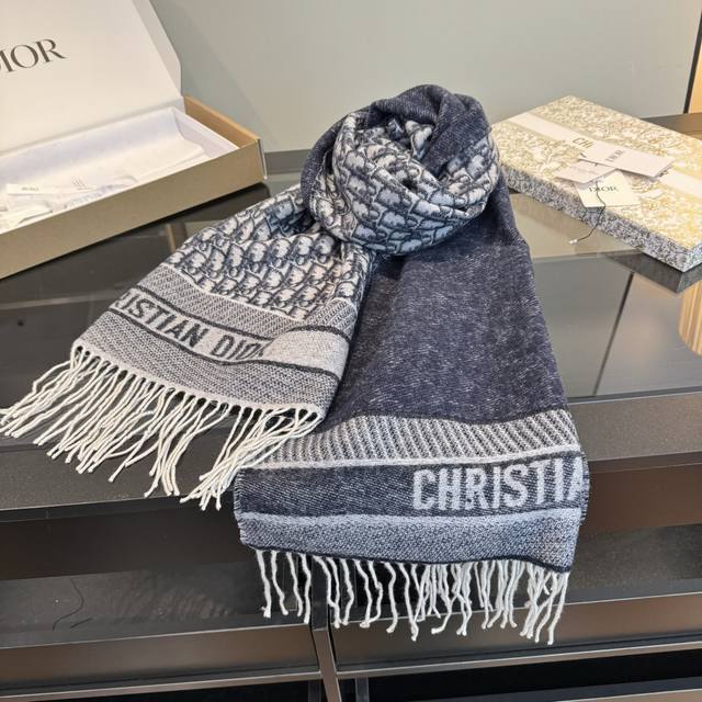 贵版 最新款 这款 Oblique 印花围巾重新诠释 经典标识，彰显现代精神。采用山羊绒精心制作，双面设计，一面采用纯色，另一面饰以 经典的 Oblique 印