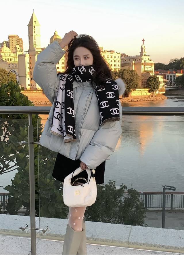 香奈儿新款 黑色系色调真的无敌经典了。不是俗气的漂白。就本色调，带点米的高级配色。让人爱不释手，触感如云朵般柔软。如果你看到实物，就知道什么是让Suo有围巾黯然