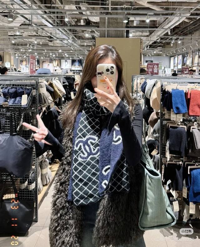 顶级原单对版 高版本来啦升级款啦 质量升级，尺寸加宽 香奈儿新款 小香刺绣披肩 美翻了[流泪]御用殿堂级极品新款在售 进口纯羊绒时尚绣花针织毛线围巾披肩美丽至极