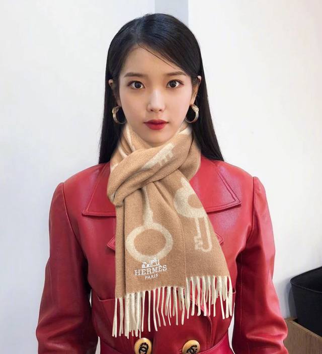 上新H家爱马仕 最爆款采用内蒙古羊绒 男女士情侣款围巾太美了让人耳目一新的感觉 手感柔软舒适，棒棒哒加上精美Logo刺绣高端大气，值得必备款，赶紧下手，真正好货