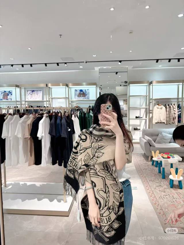 新款巴宝利战马骑士双面披肩，各种好看，被誉为今年最美的款，最经典的提花战马徽标最美的经典焦糖配色披肩，精制围巾，选用提花精纺羊绒面料制成，装饰品牌大号格纹和马术