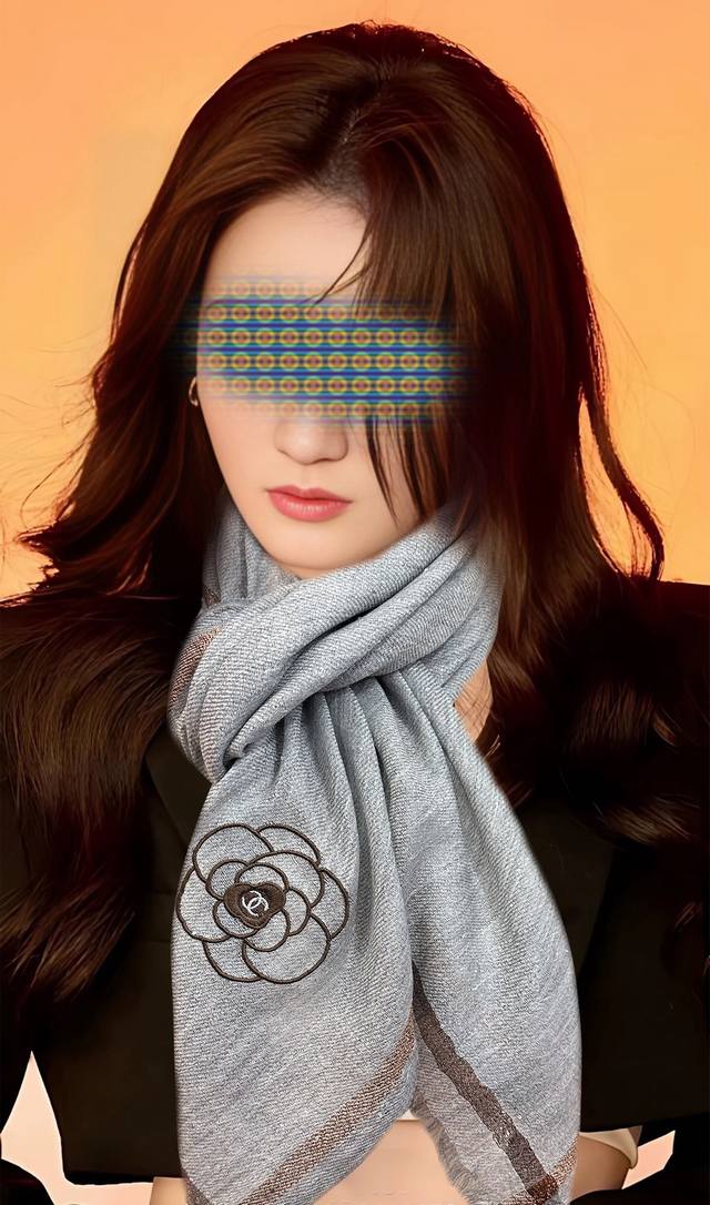 香奈 儿2025重磅推荐太美了，人人都喜欢时潮人都有好几条小香围巾放在衣橱，换条围巾就足够让你有焕然一新的感觉。高端品质，不同折叠可以带出不同款式，面料柔软舒适